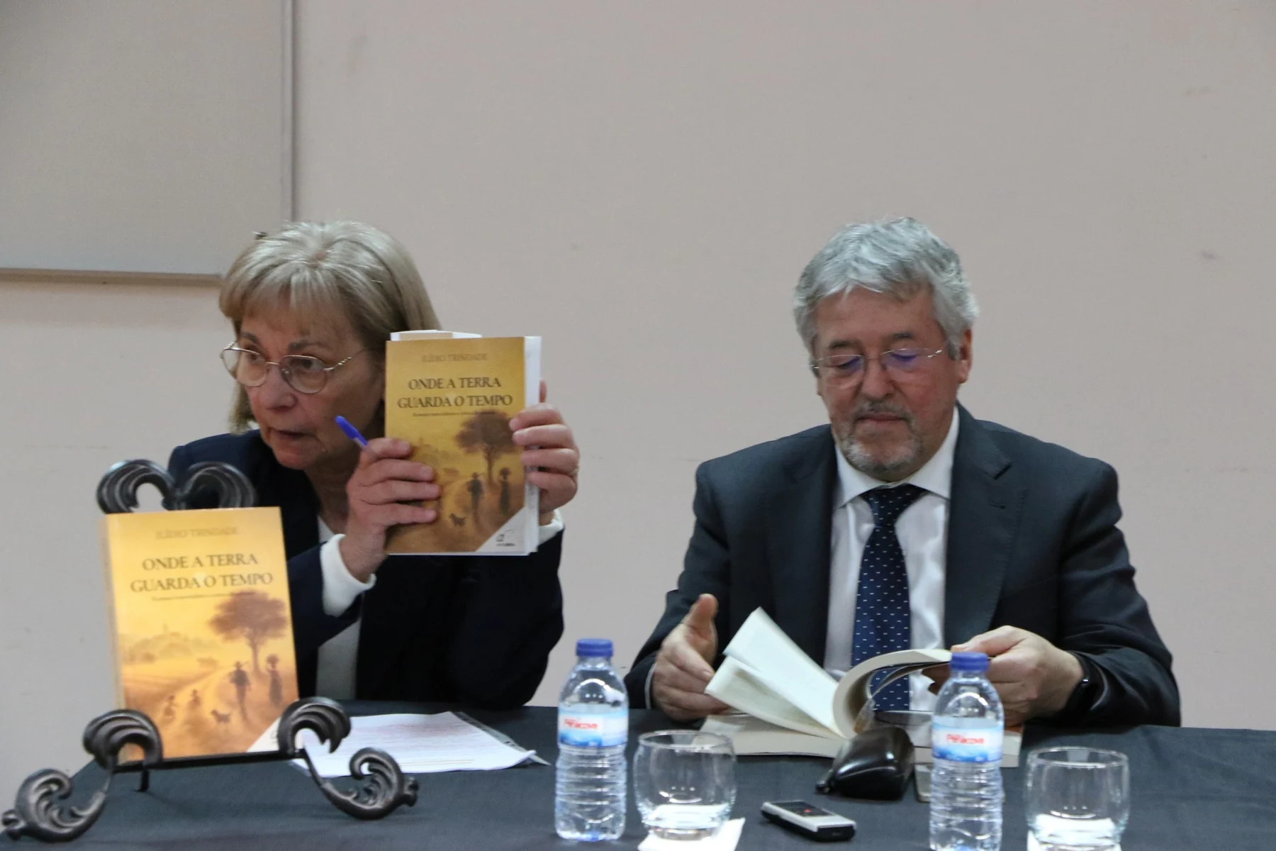 Ilídio Trindade numa sessão de autógrafos