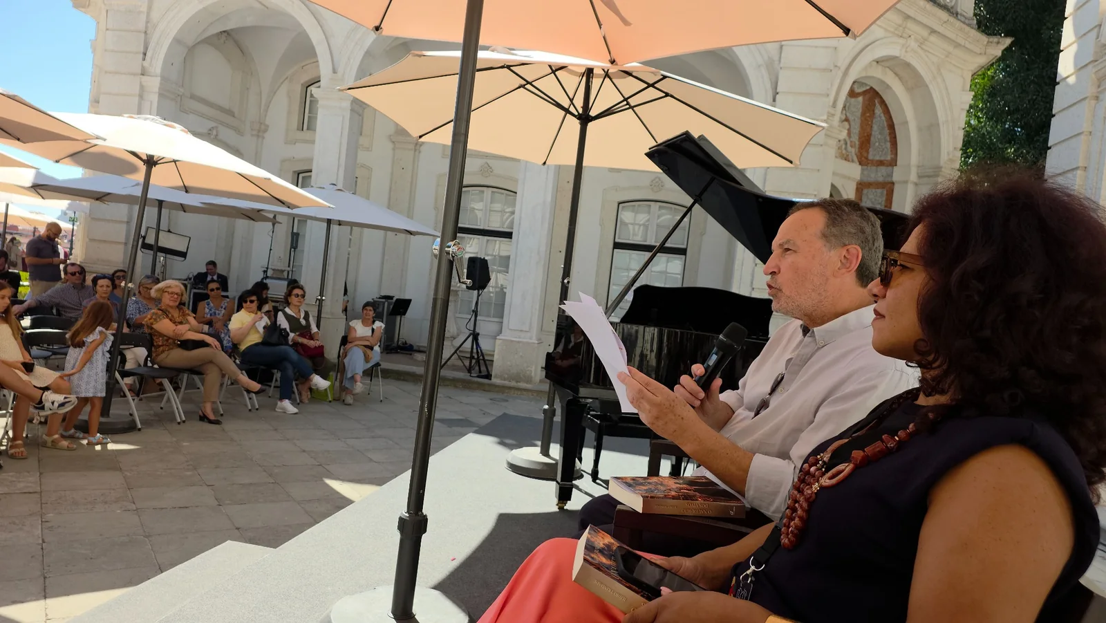 Ambiente da apresentação de O Naufrágio dos Vivos na Festa do Livro de Belém, com palco e público