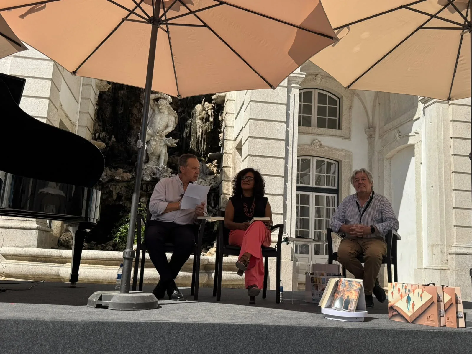 Intervenientes no palco durante a apresentação de O Naufrágio dos Vivos na Festa do Livro de Belém